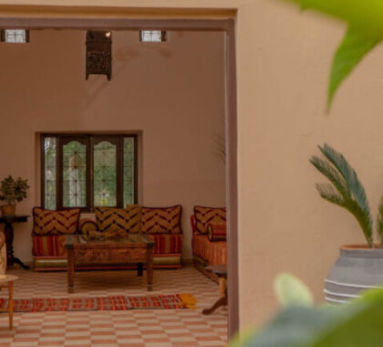 salon-dans-riad-maisonnettes-de-vacances-maroc-768x432